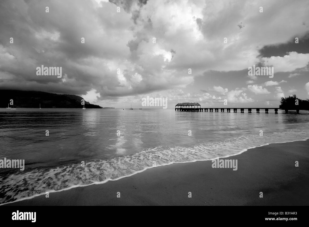 Sunrise con Pier a Hanalei Bay Kauai Hawaii Foto Stock