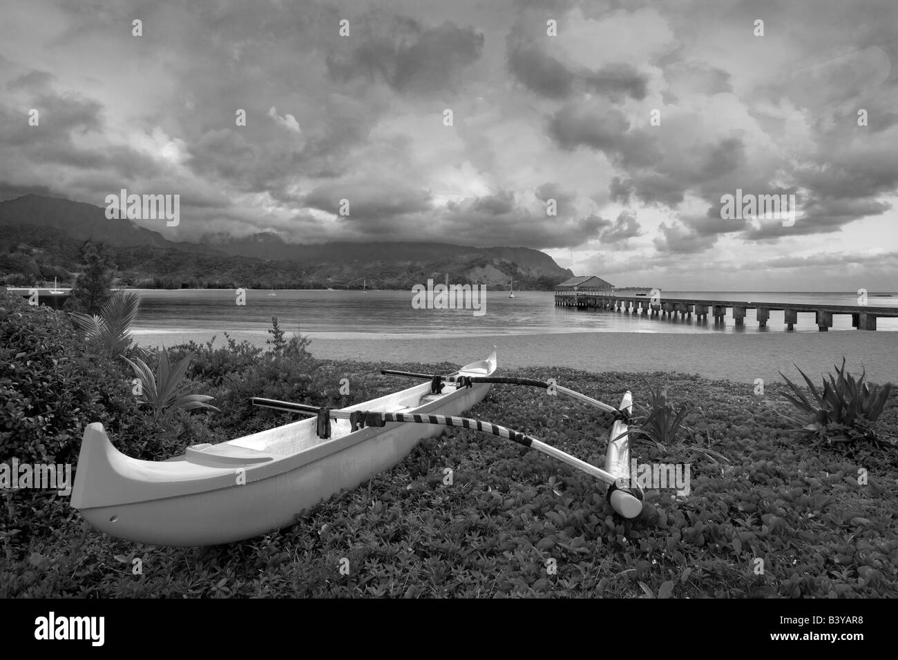 Sunrise con Pier e canoa a Hanalei Bay Kauai Hawaii Foto Stock