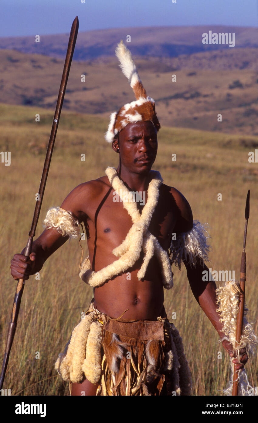 Sud Africa, KwaZulu Natal. Zulu warrior in abito tradizionale con combattimenti lancia Foto Stock