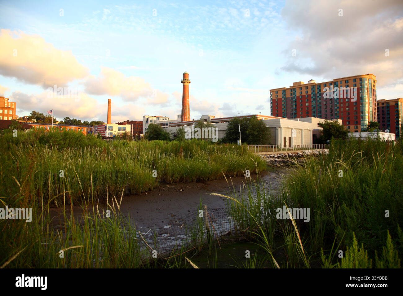 Downtown Yonkers waterfront come si vede dalle sponde del fiume Hudson Foto Stock