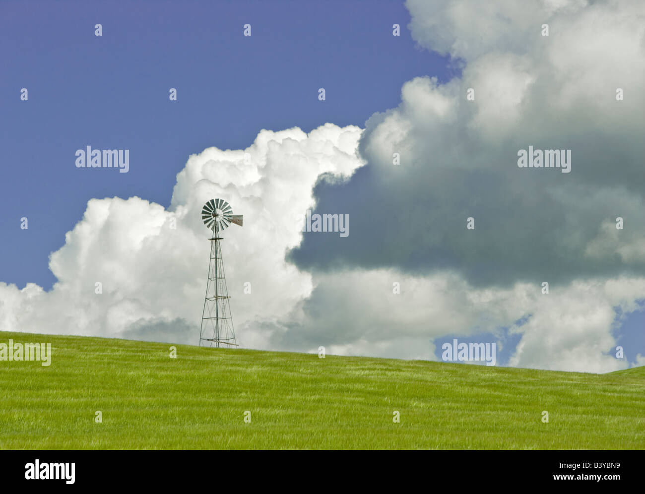 Mulino a vento nel campo di grano con le nubi della Palouse Washington Foto Stock