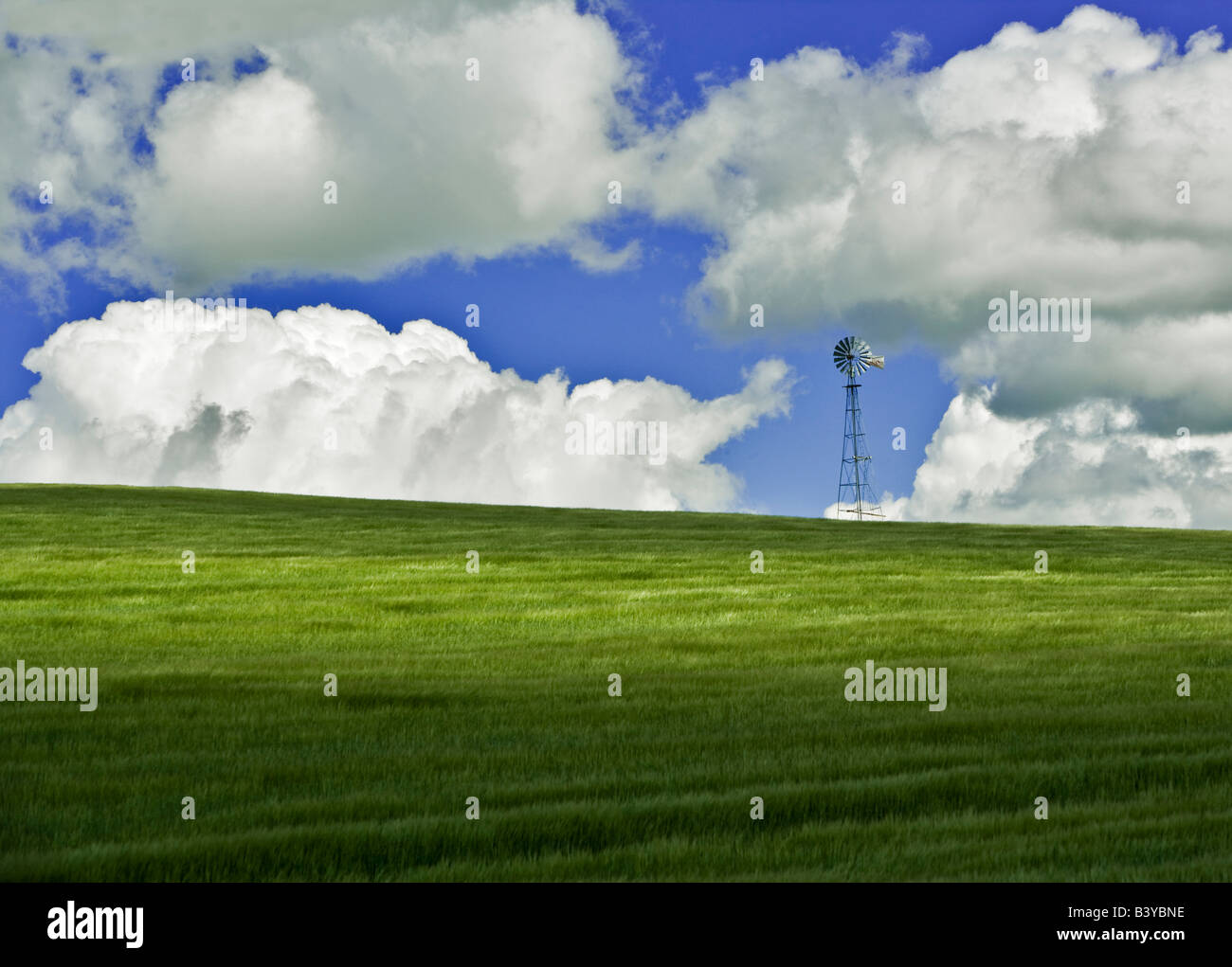 Mulino a vento nel campo di grano con le nubi della Palouse Washington Foto Stock