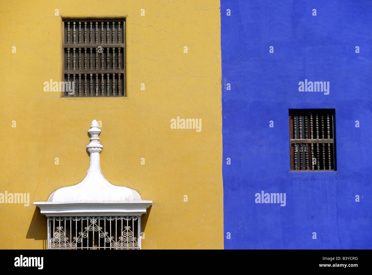 Ferro battuto l'intelaiatura e sfumature pastello delle case coloniali che si affacciano sulla Plaza de Armas in Trujillo, Perú. La città in Perù nord, è una delle più antiche città coloniali e fu fondata da Francisco Pizarro nel 1535. Foto Stock