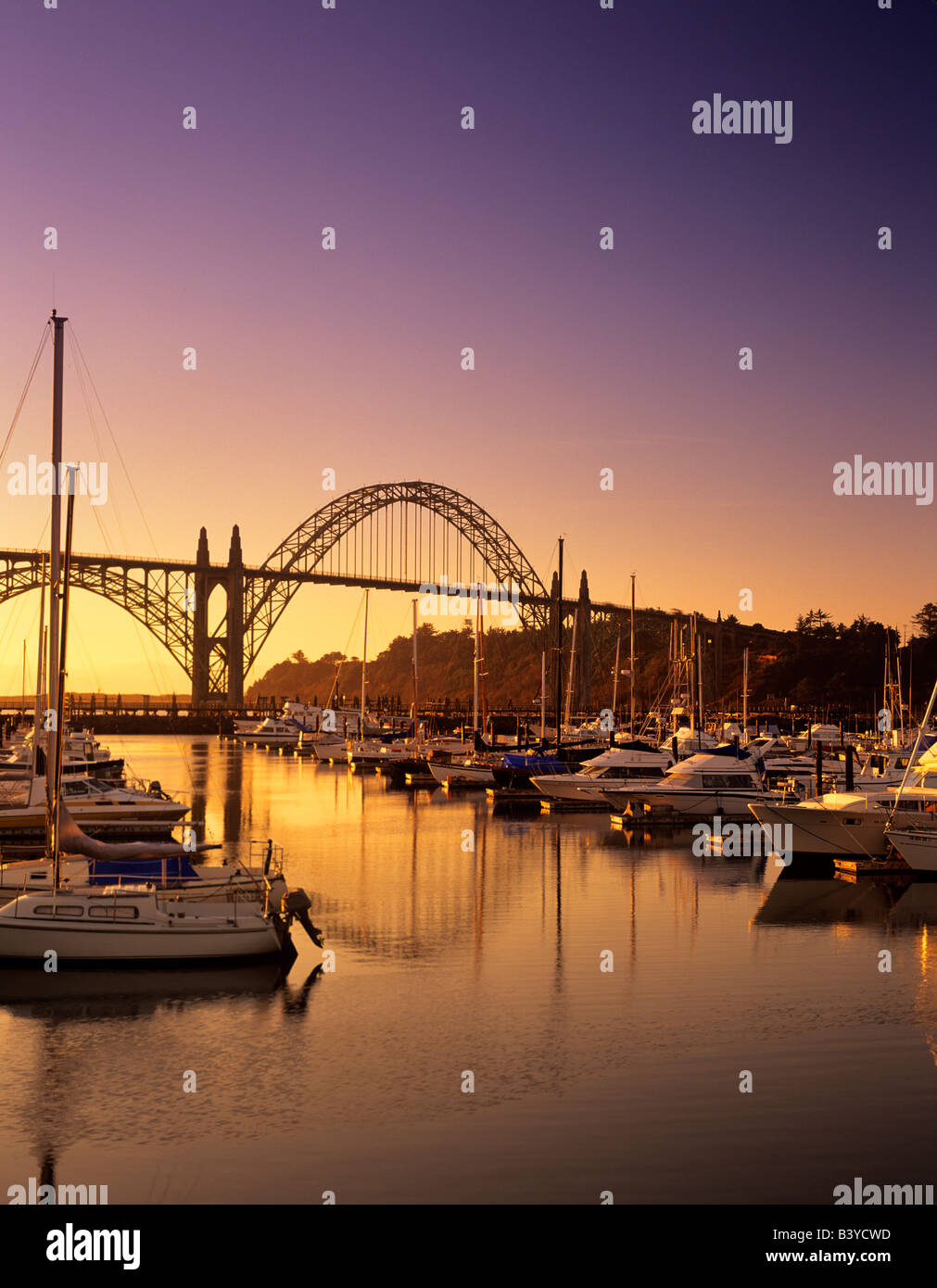 Yaquina Bay Boat Harbour Bridge e Newport Oregon Foto Stock