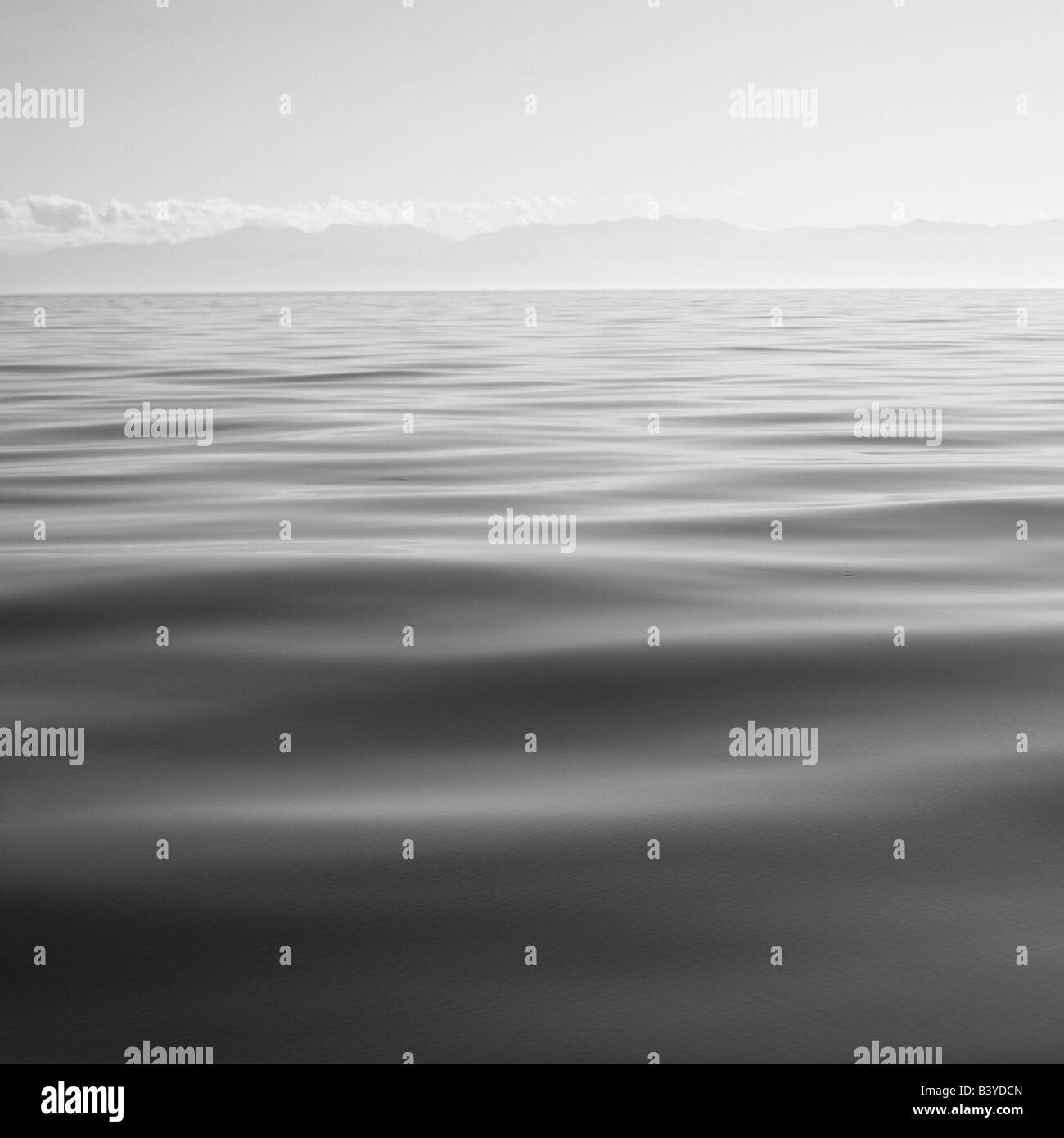 Le acque calme, in bianco e nero Foto Stock