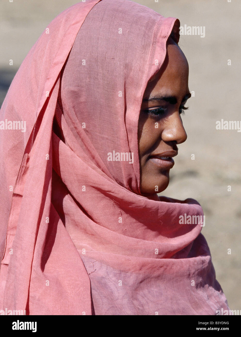 Sudan, il Deserto del Sahara, Merowe. Nubian donne indossare abiti brillanti e il velo anche se essi sono musulmani. Foto Stock