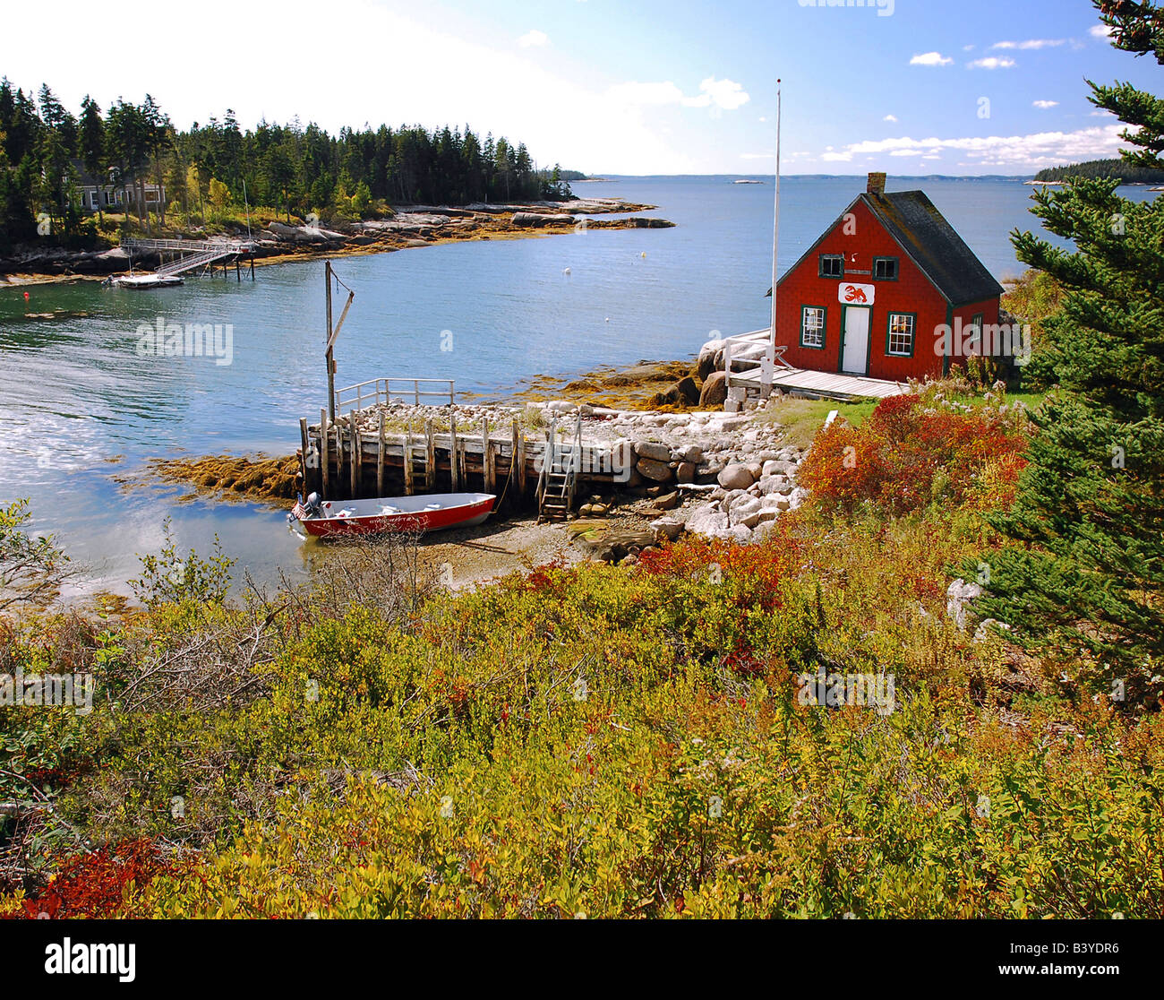 Stati Uniti d'America, Maine, Stonington. Man-made dock di pietra accanto alla casa sulla baia. Foto Stock