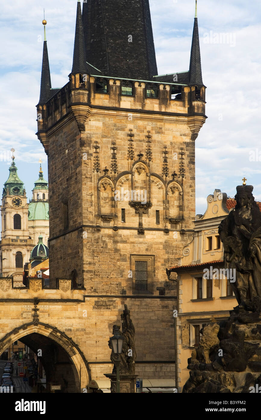 Il Ponte Carlo con la minore torre del ponte della città, Praga, Repubblica Ceca Foto Stock