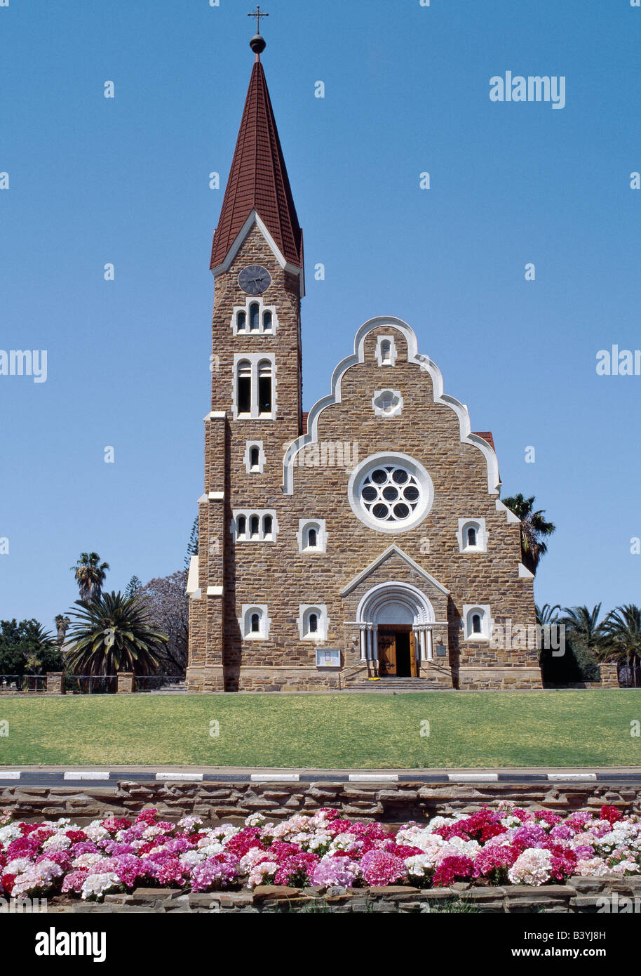 Namibia Windhoek, Windhoek. La Comunità luterana Christuskirche è uno di Windhoek's best-riconosciuti punti di riferimento. È stato costruito nel 1907 dalla pietra arenaria locale sotto la supervisione dell'architetto tedesco Gottlieb Redecker in stile neo-gotico e stili Art Nouveau. Foto Stock