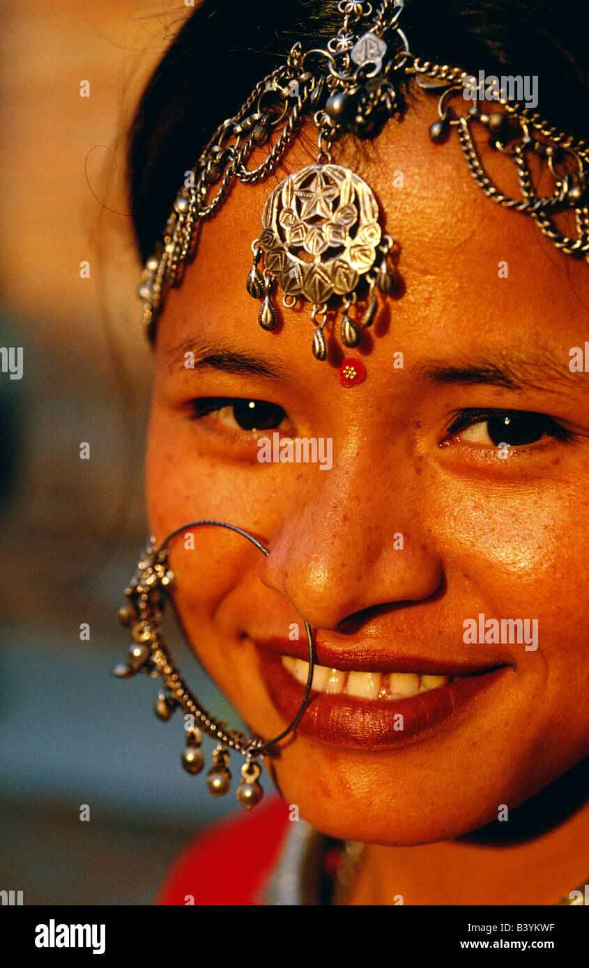 Il Nepal, Kathmandu. Pramila Dongol, un membro della tribù Tharu e personale al Dwarika's Hotel.Situato sul lato est di Kathmandu vicino a Pashupatinath, Nepal più sacro tempio indù, Dwarikas è di gran lunga il Nepal è più interessante e singolare hotel. L'hotel dispone di due edifici sono stati costruiti nel tradizionale stile Newari, e la maggior parte delle camere incorporano antichi dettagli architettonici. PATA (Pacific Asia Travel Association) aggiudicati Dwarika è il suo primo PATA Heritage Award nel 1980. Foto Stock