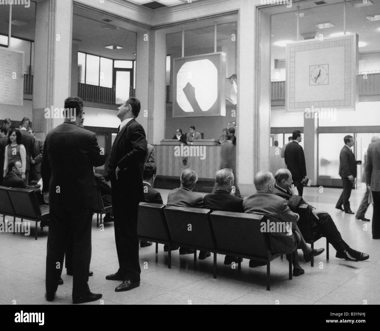 Denaro / finanza, borse, Monaco di Baviera, borsa valori bavarese, broker sul pavimento, 1968, Foto Stock
