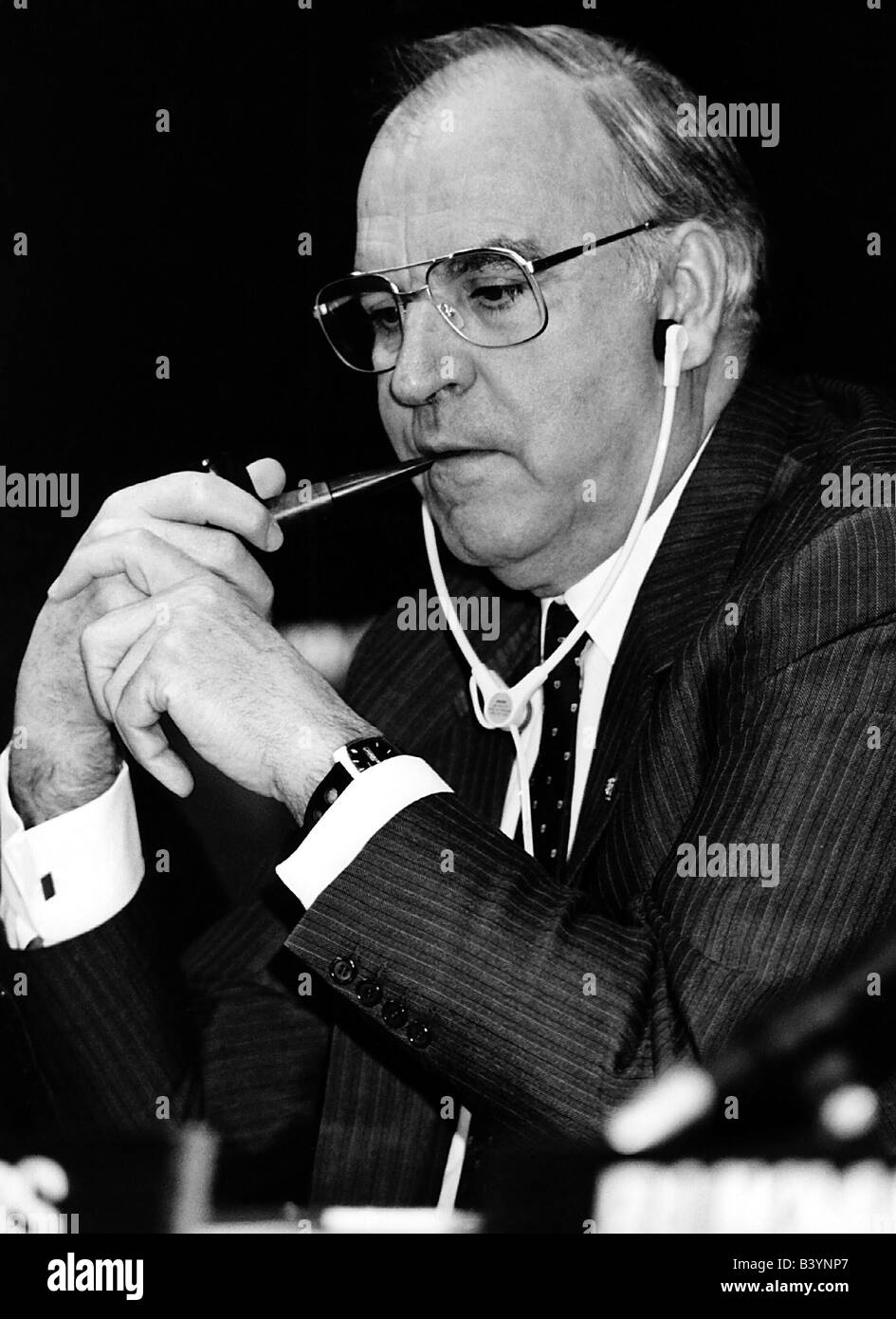 Kohl, Helmut, * 3.4.1930, politico tedesco (CDU), cancelliere della Germania 1982 - 1998, a metà lunghezza, tubo fumante, cuffie, Conferenza del Partito Popolare europeo, 1986, Foto Stock