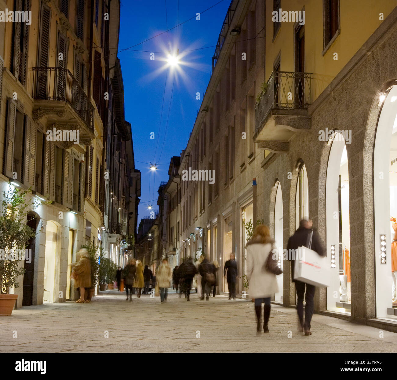 Persone shopping di Via della Spiga. Milano, Italia. Foto Stock
