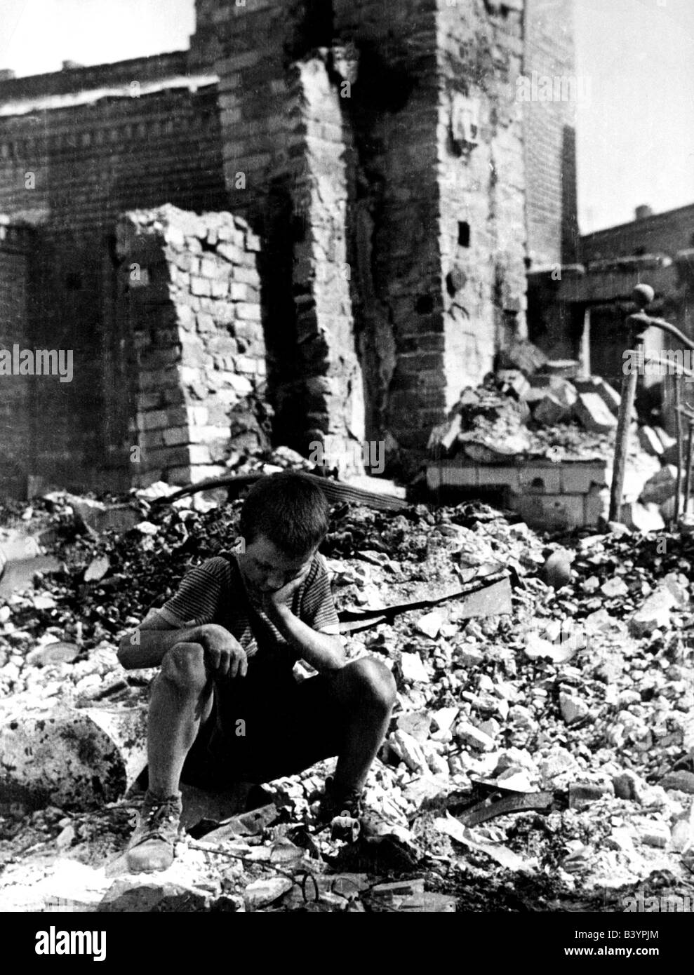 Eventi Seconda Guerra Mondiale Seconda Guerra Mondiale Polonia 1939 Varsavia Dopo Incursioni Aeree Tedesche Settembre 1939 Bambino Nelle Rovine Foto Stock Alamy