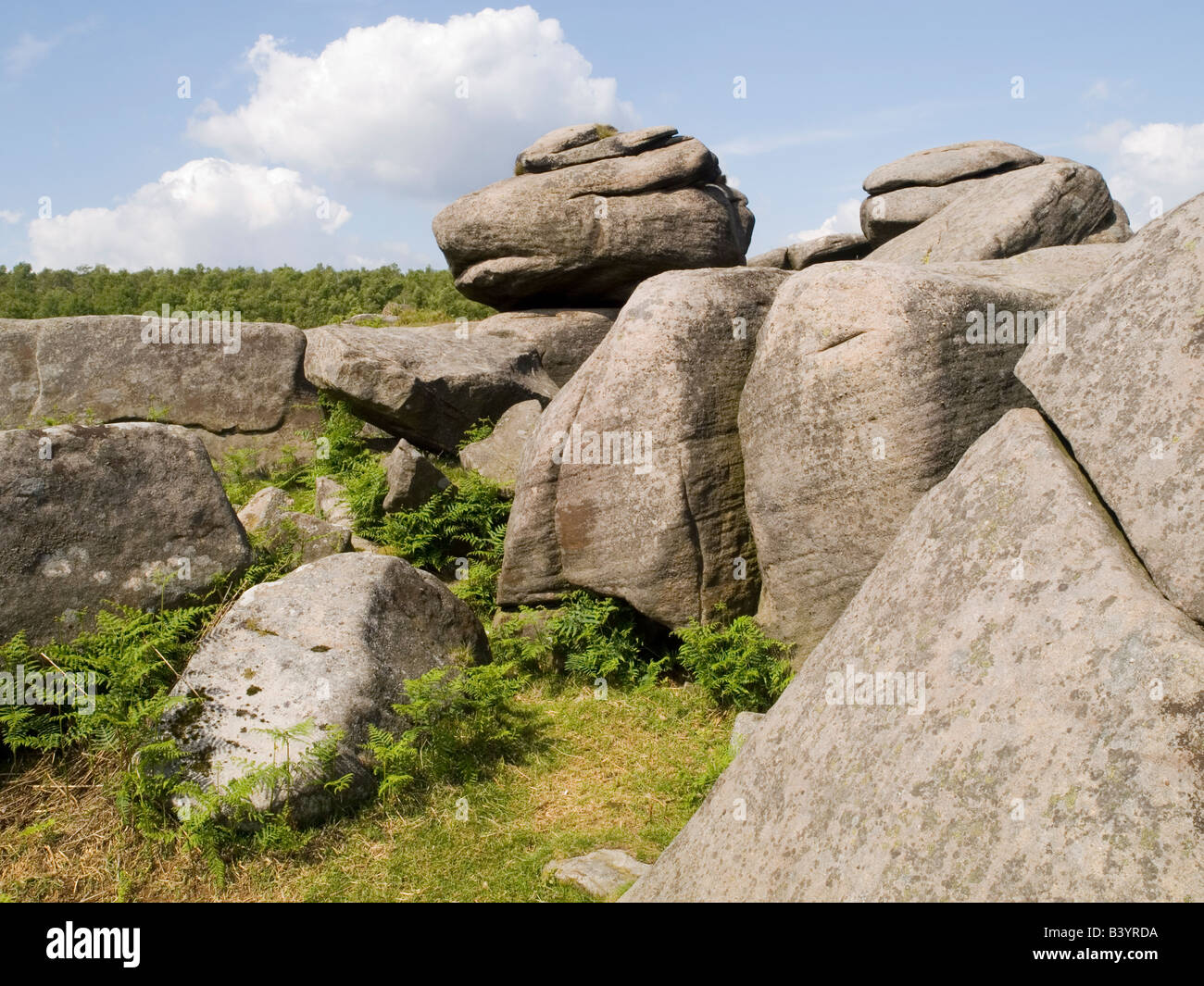 Una pila di rocce sopra Padley gola nel Peak District, DERBYSHIRE REGNO UNITO Inghilterra Foto Stock