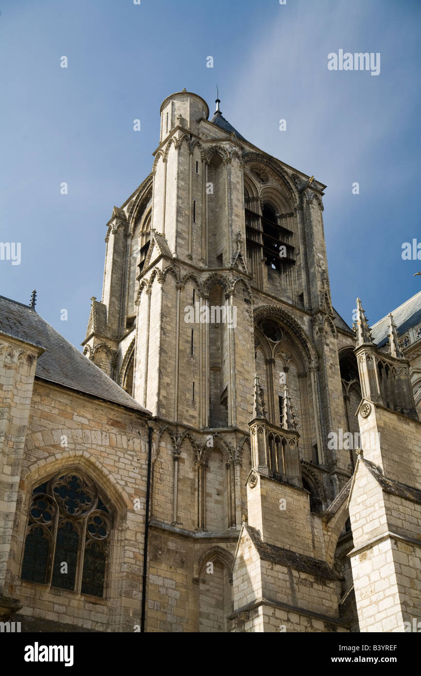 Il Tour Sourde (sordi Torre) sull'asimmetrica di west end di Cathedrale St-Etienne, Bourges, Valle della Loira, in Francia. Foto Stock