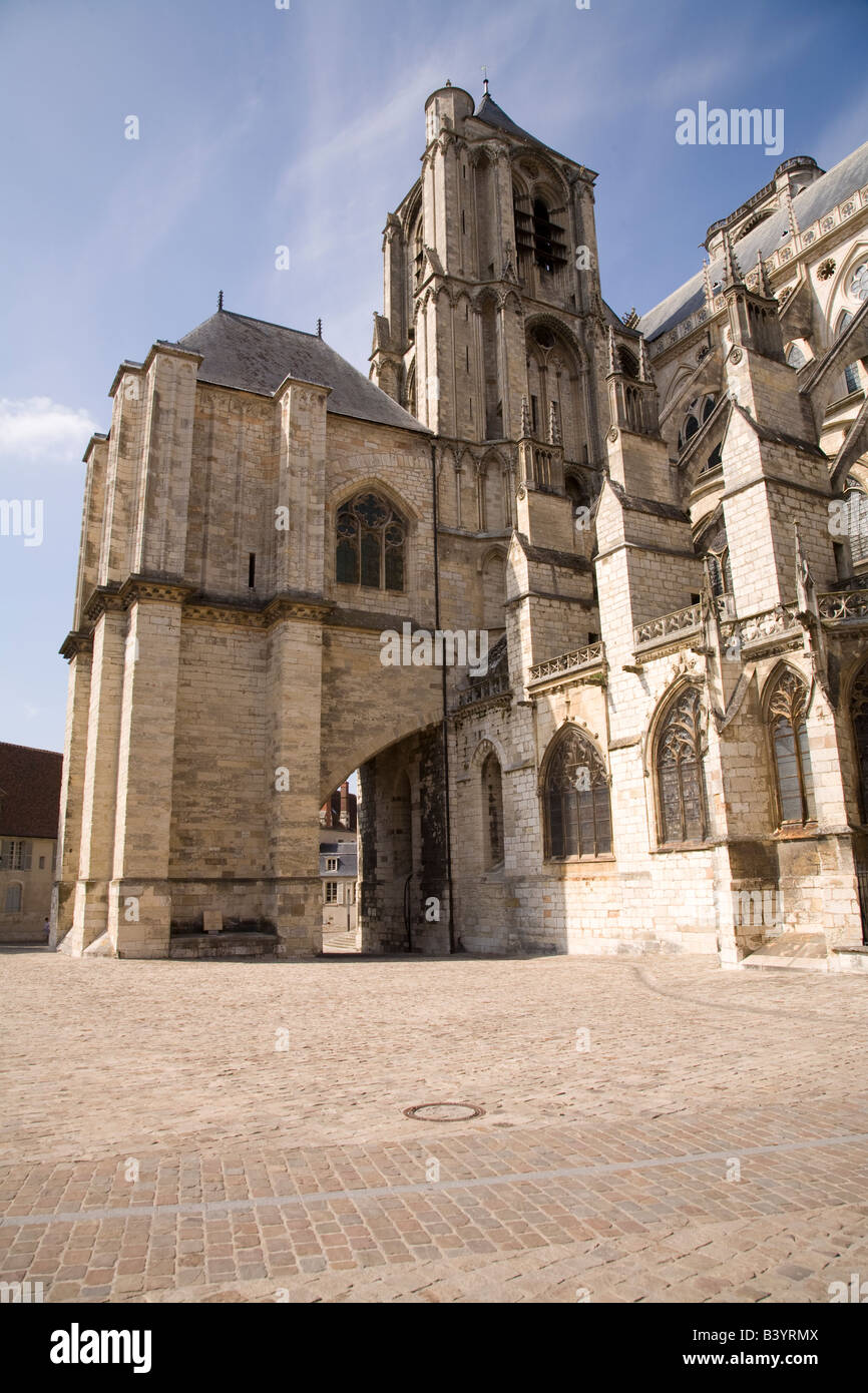Il Tour Sourde (sordi Torre) sull'asimmetrica di west end di Cathedrale St-Etienne, Bourges, Valle della Loira, in Francia. Foto Stock