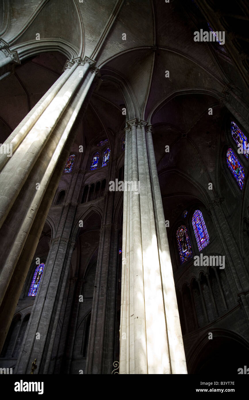 La luce del sole sulle colonne di 37 metri ad alta navata di Cathedrale St-Etienne, Bourges, Valle della Loira, in Francia. Foto Stock
