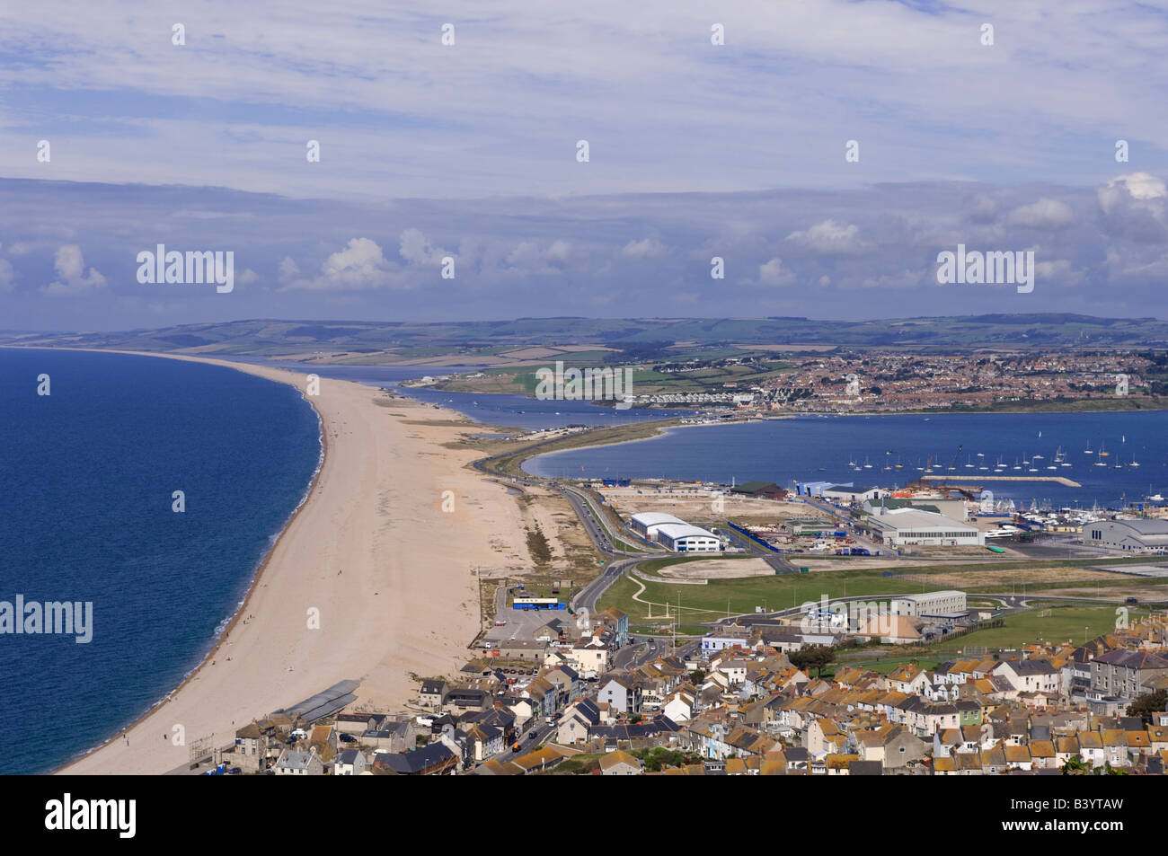 Vista spettacolare sulla famosa Chesil Beach (sulla sinistra) e Portland Harbour (a destra) in Dorset Foto Stock