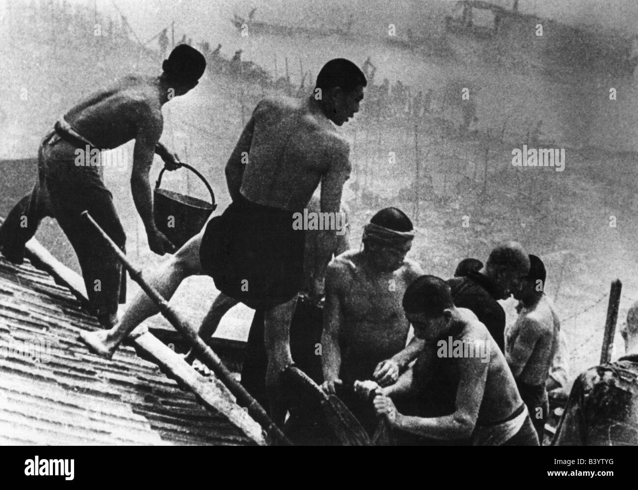 Geografia / viaggio, Cina, politica, Seconda guerra sino-giapponese 1937 - 1945, lotta antincendio a Chongqing, circa 1939, Chungking, uomini, estinguente, fuoco, tetto, secchio, ugello, 20th secolo, storico, storico, maschio, uomo, uomini, persone, 1930s, Foto Stock