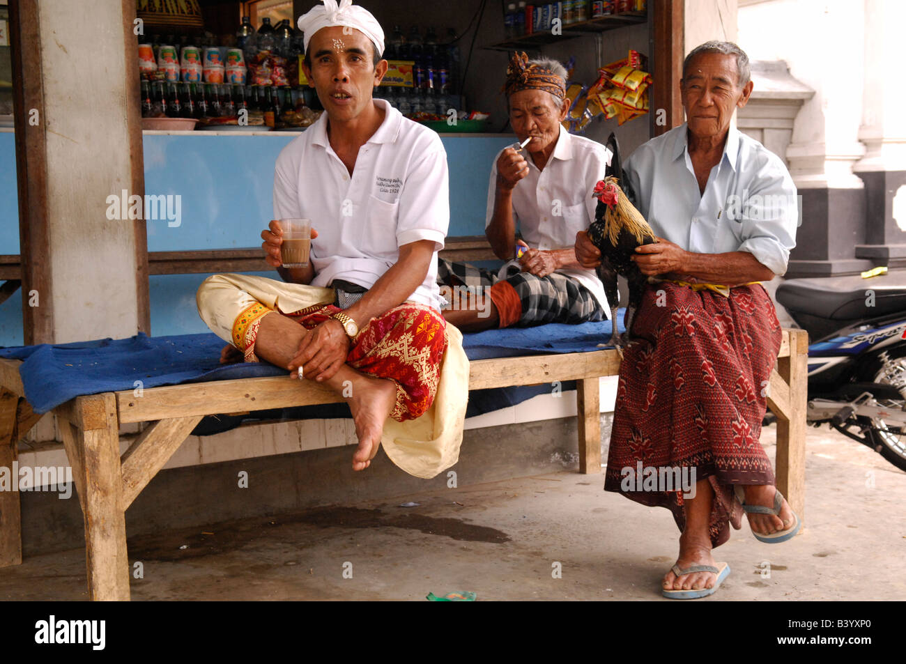 Design balinese di uomini in abito tradizionale in attesa di bus , ubud , isola di Bali , Indonesia Foto Stock