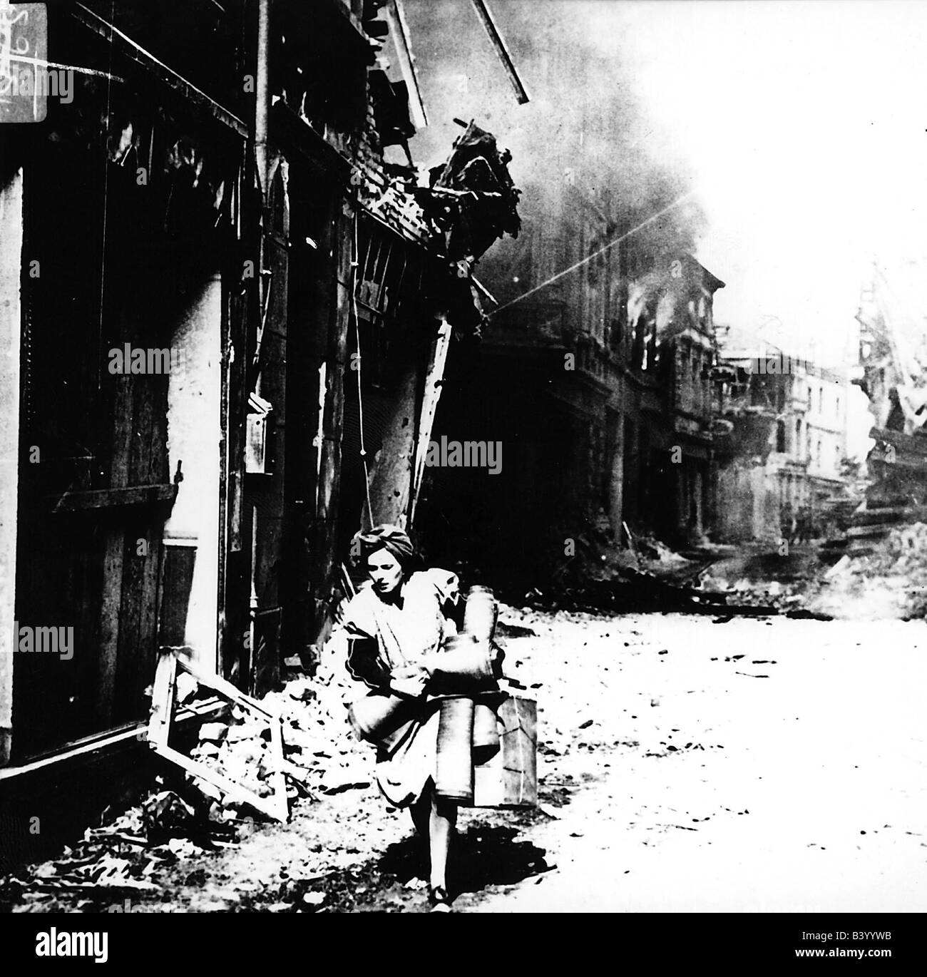Seconda guerra mondiale / seconda guerra mondiale, Germania, giovane donna di fronte alla costruzione bruciante, Goldene Ecke, Siegburg, 13.4.1945, Foto Stock