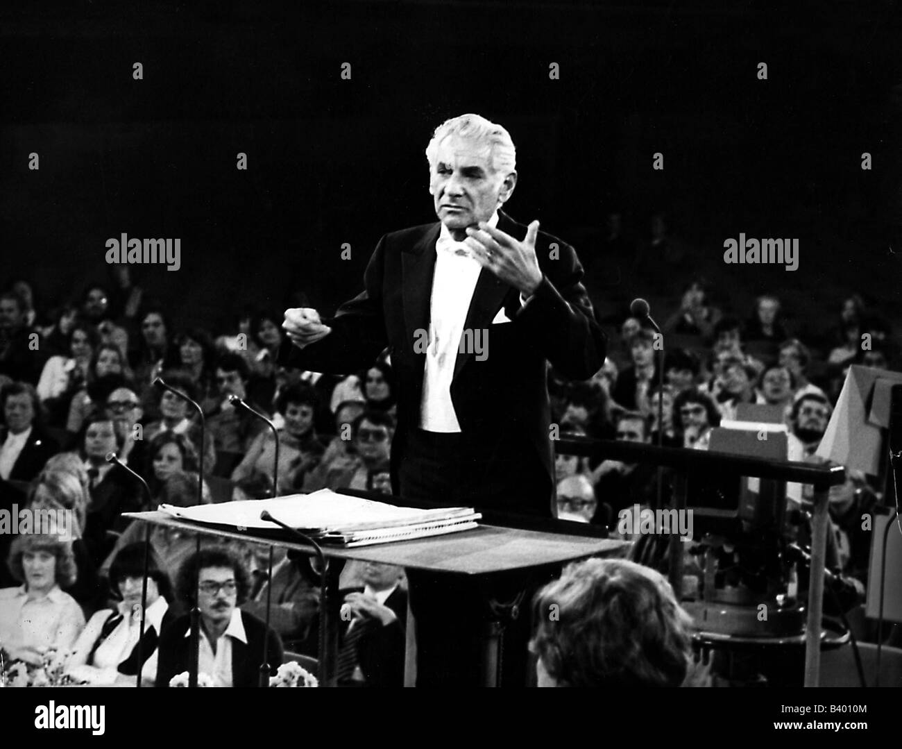 Bernstein, Leonard, 25.8.1918 - 14.10.1990, musicista, direttore d'orchestra e compositore americano, a metà durata, in un concerto, 70s, Foto Stock
