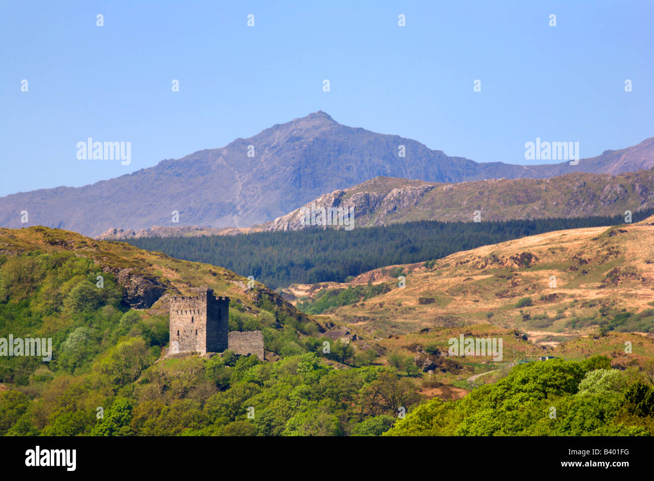 Snowdon e Castello di Dolwyddelan Snowdonia nel Galles Foto Stock