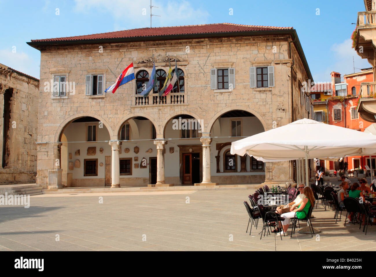 La principale piazza e municipio di Pula in Istria, Repubblica di Croazia, Europa orientale Foto Stock