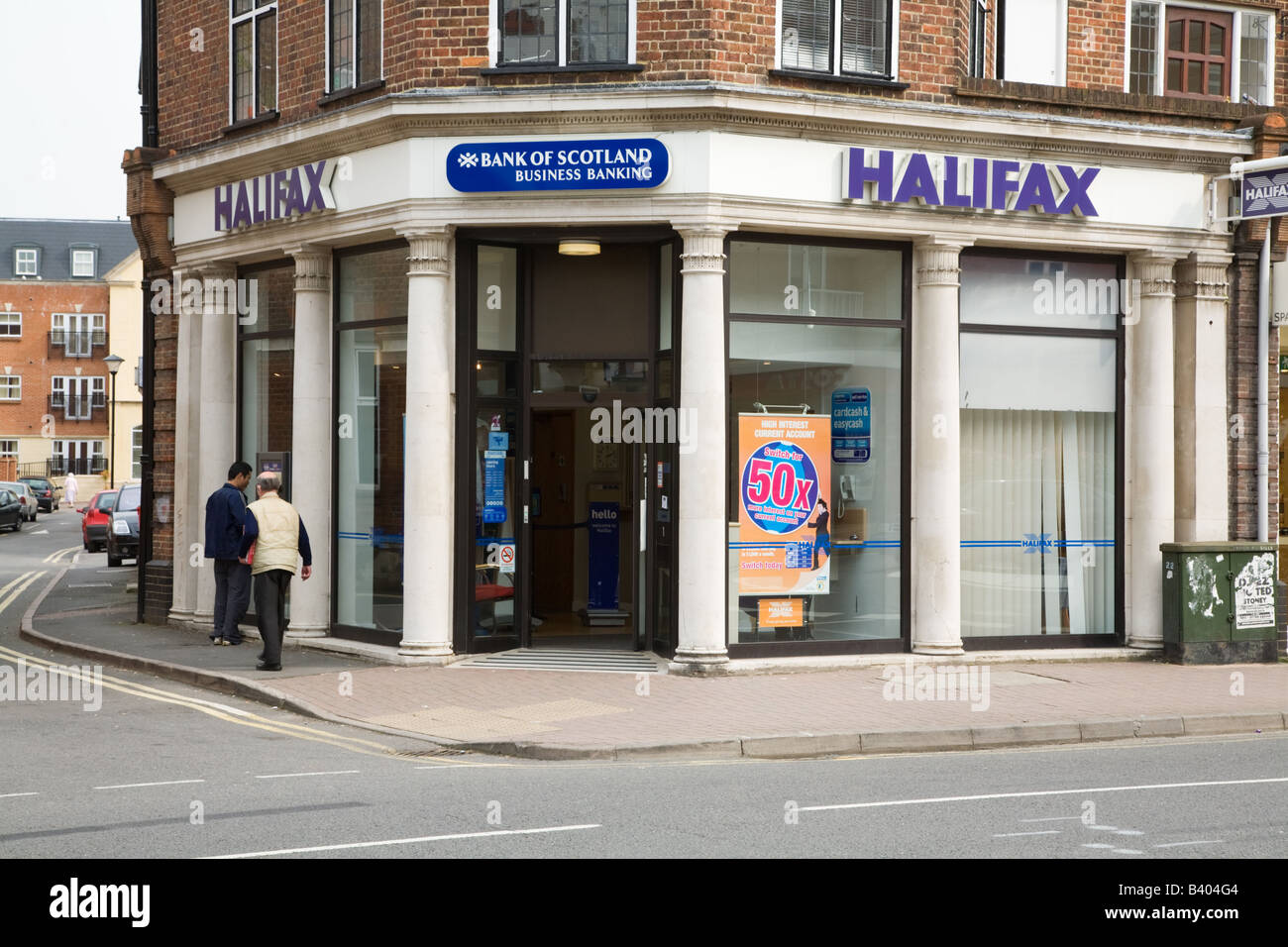 Una filiale locale di Halifax bank su un angolo di strada in Beaconsfield Nuova città , Bucks. Foto Stock