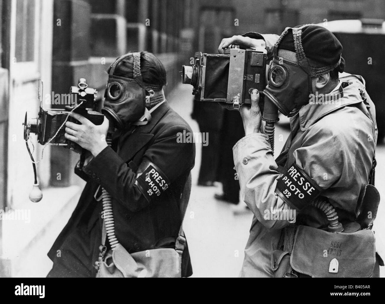 Politica, difesa civile, due fotografi con maschere a gas durante una trivella di protezione civile, Francia, 1936, Foto Stock