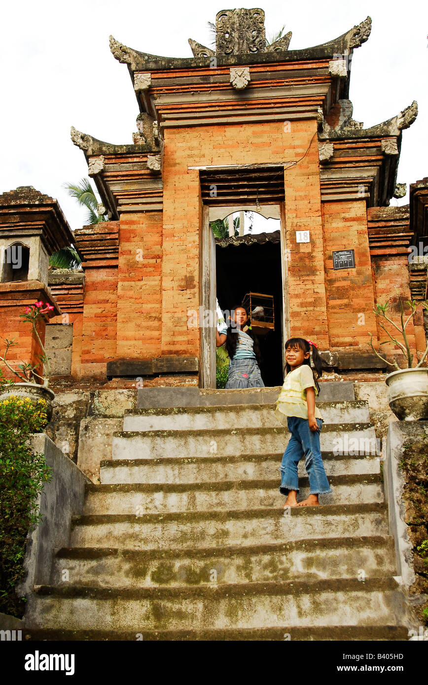 I bambini al di fuori del tempio di famiglia , Ubud, Bali, Indonesia Foto Stock