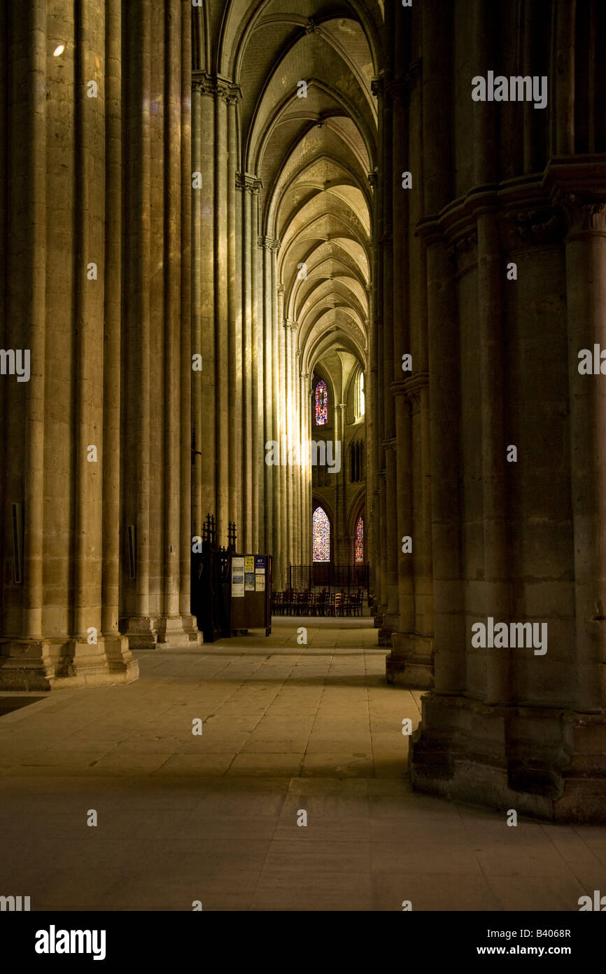 La luce del sole nel lato alto del corridoio della Cattedrale di St Etienne Bourges Valle della Loira in Francia Foto Stock