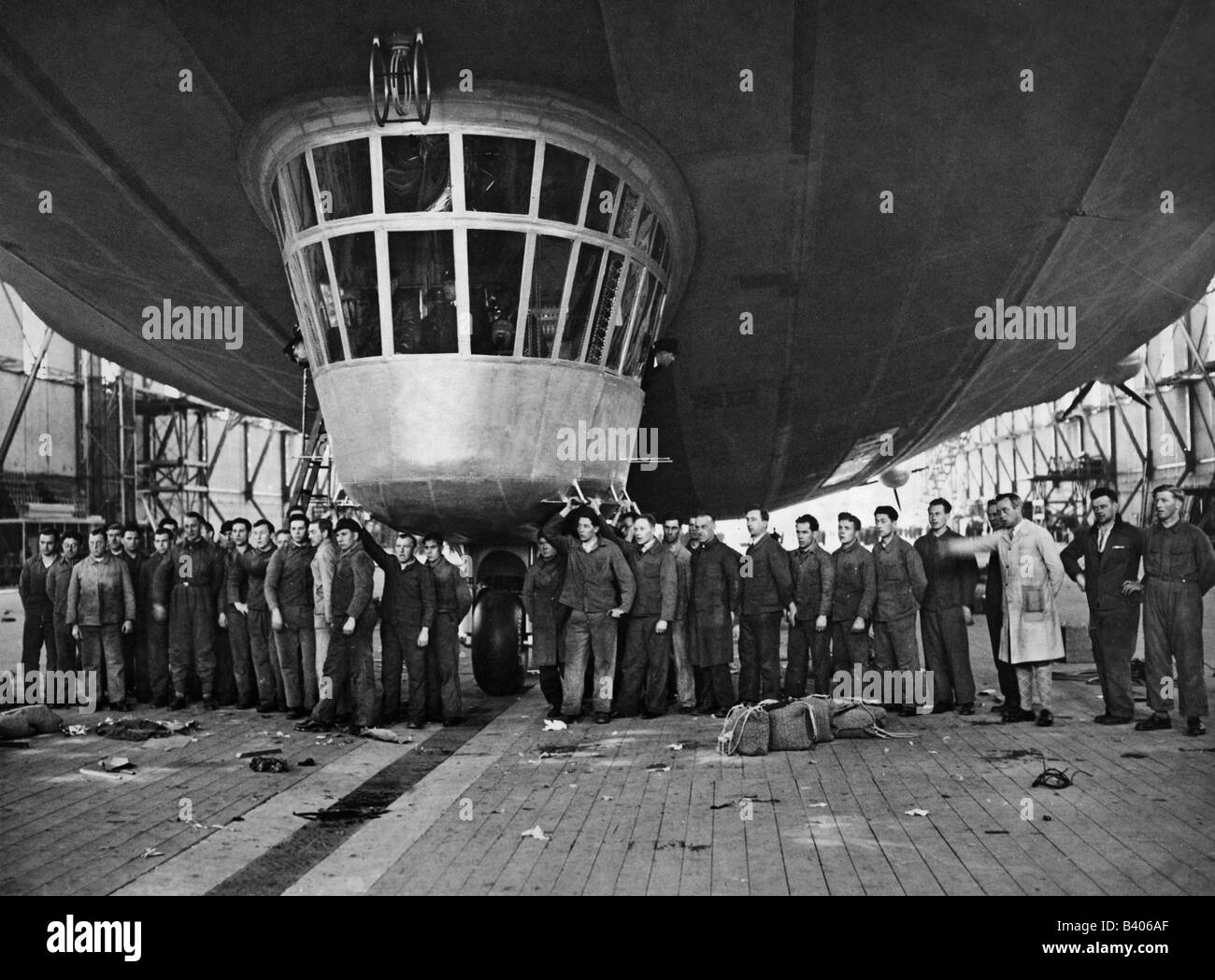 Trasporti/trasporti, aviazione, aeronavi, Zeppelin, LZ 129 'Hindenburg', volo di prova, equipaggio di fronte al baccello, Friedrichshafen, 4.3.1936, Foto Stock