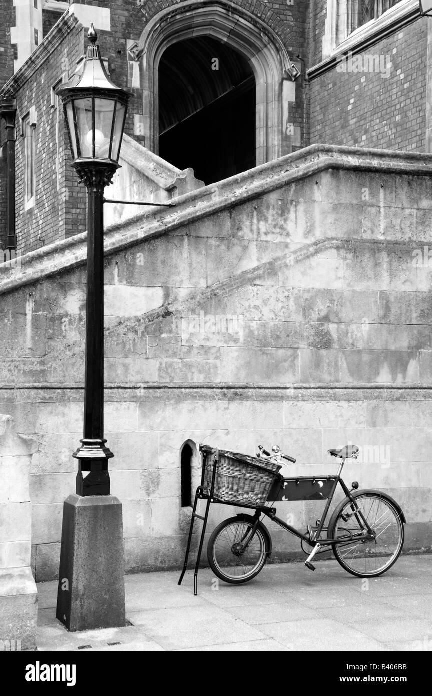 Lampione e la vecchia bicicletta, London, Regno Unito Foto Stock