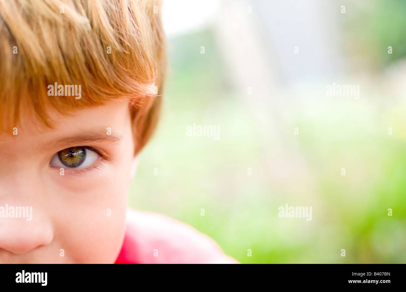 Primo piano di un ragazzo s gli occhi con faccia buffa Foto Stock