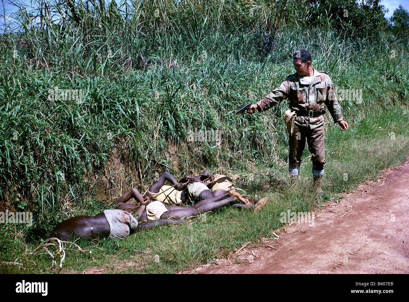 Geografia / viaggio, Congo, Simba rivolta 1964 - 1965, mercenario sparando un civilista, dicembre 1964, Foto Stock