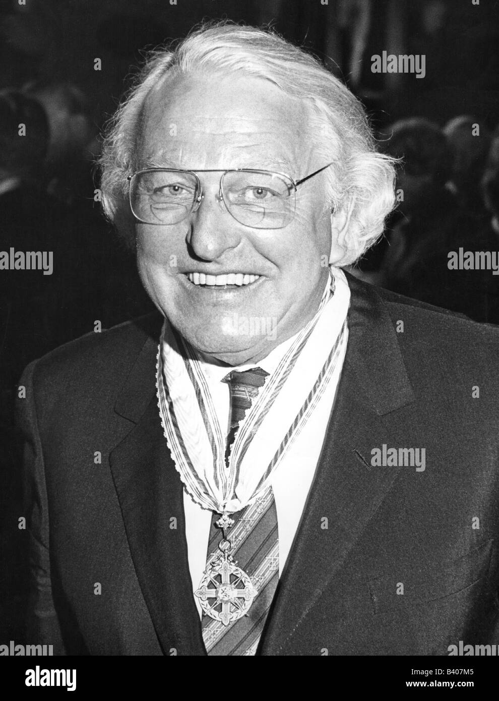 Wagner, Wolfgang, 30.8.1919 -21.3.2010, direttore tedesco del Festival di Bayreuth (opera), ritratto, con medaglia Massimiliano, 1984, Foto Stock