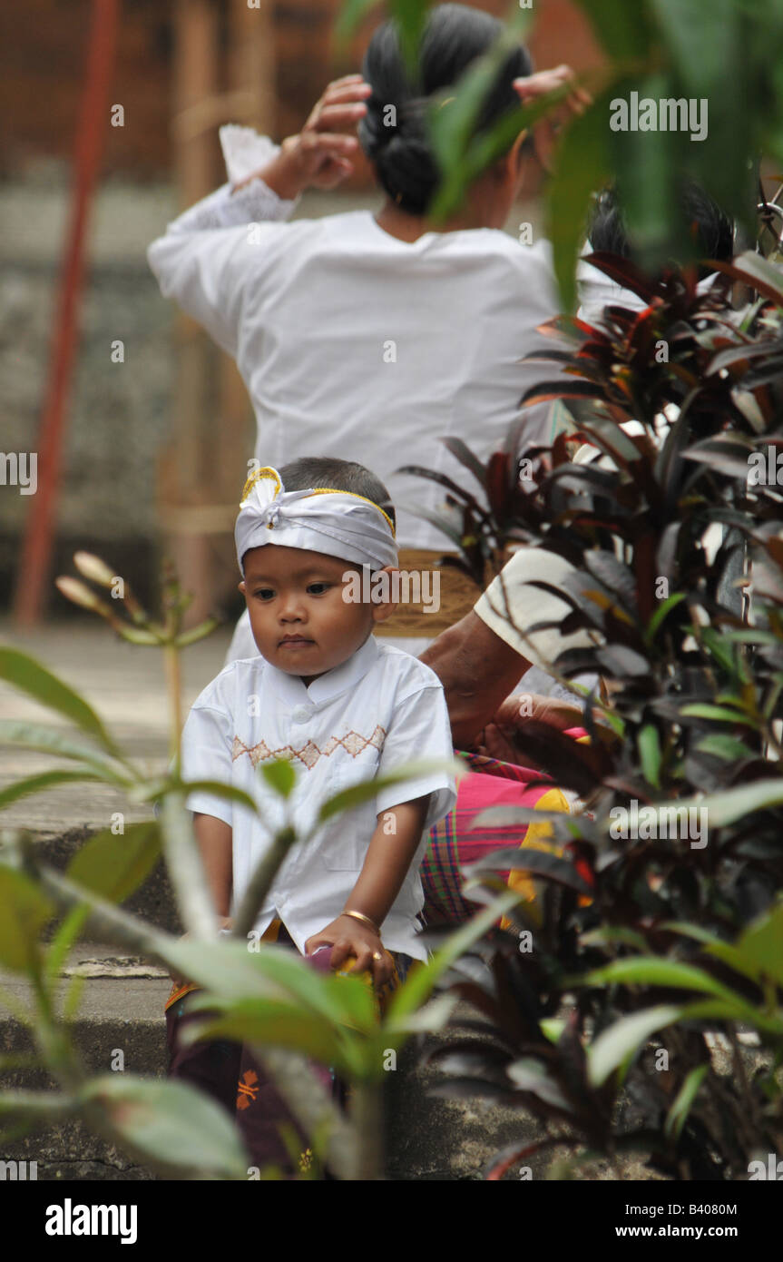 Giovane ragazzo in famiglia Festival tempio, durante le celebrazioni galungan , ubud , isola di Bali , Indonesia Foto Stock