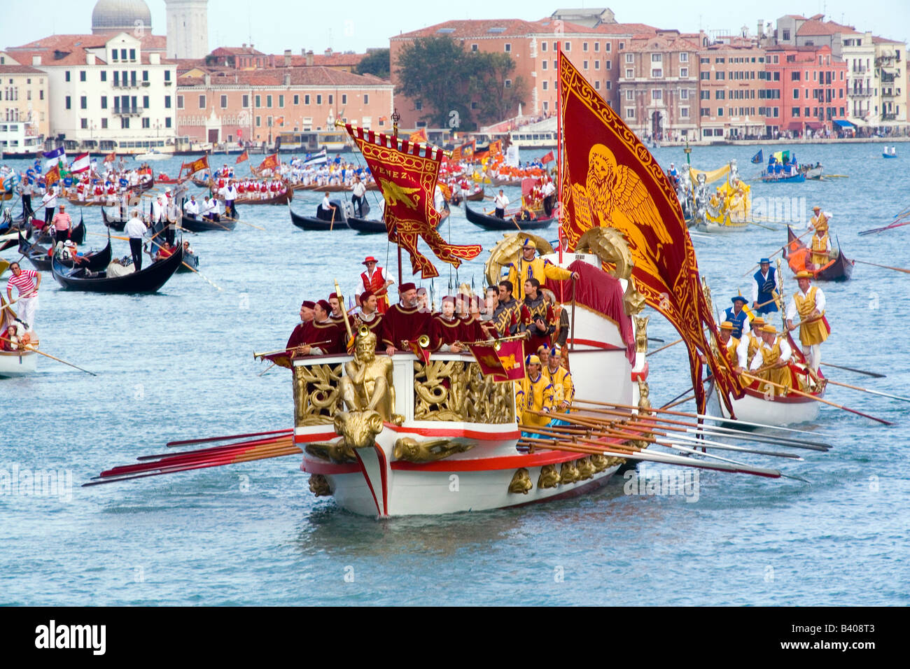 Imbarcazioni decorate sul Canal Grande a Venezia per la Regata Storica che ha luogo ogni settembre Foto Stock