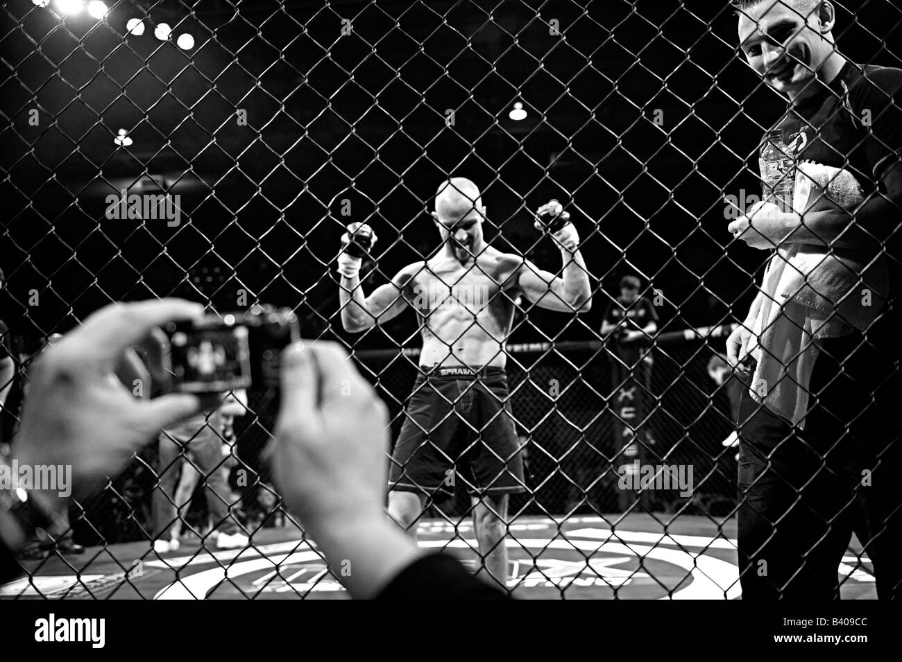 Gabbia fighter celabrates la sua vittoria in gabbia Foto Stock