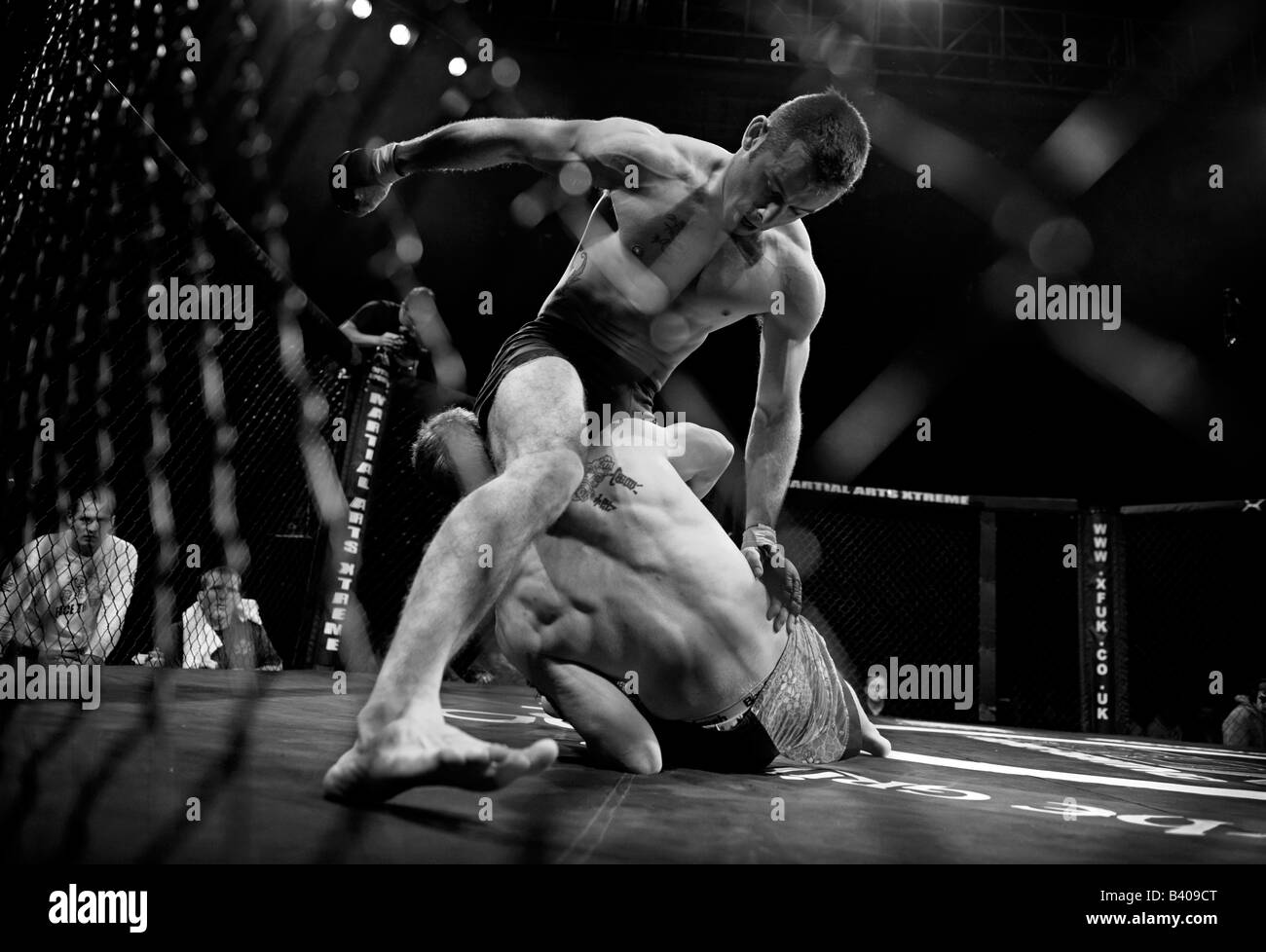 Gabbia fighter terre un punzone dell avversario. Foto Stock