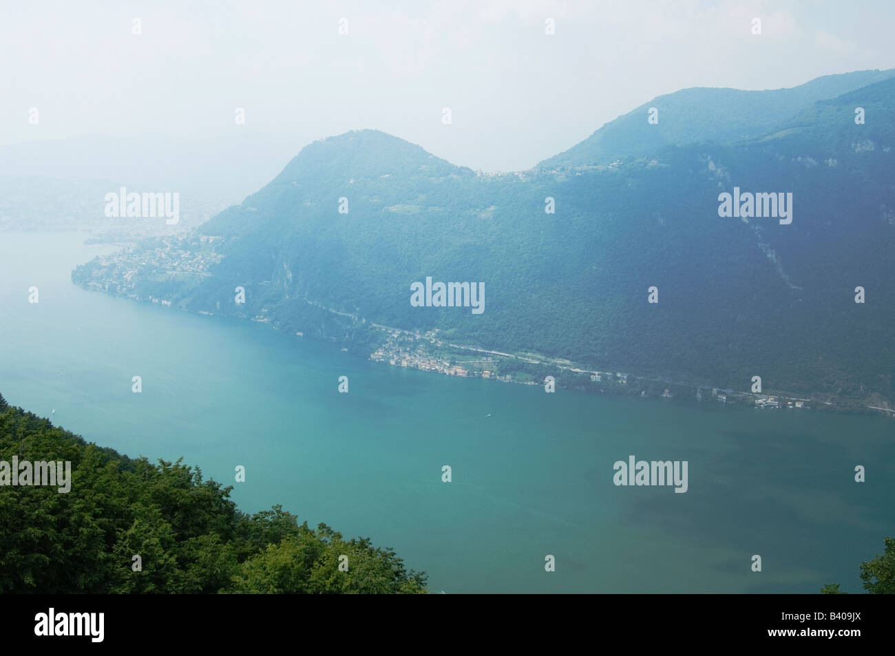 Alta vista fino al Lago di Lugano in Svizzera Foto Stock