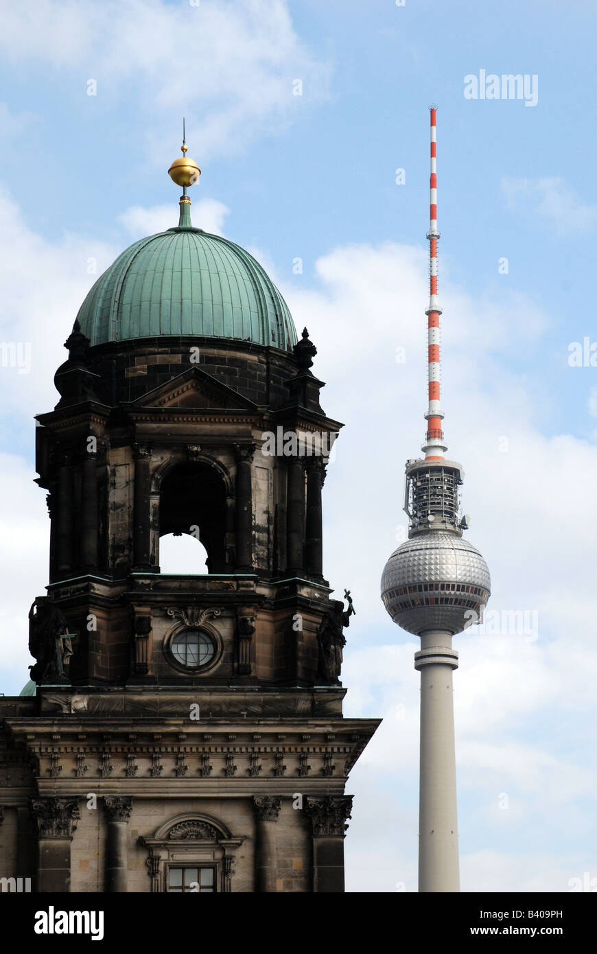 Dettagli dalla Cattedrale di Berlino con la torre della televisione in background Foto Stock