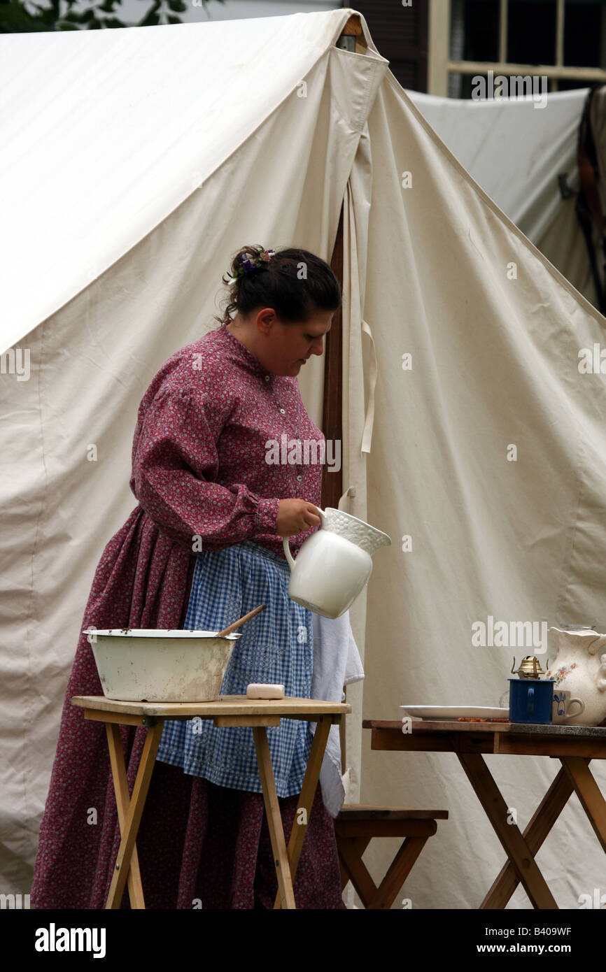 Una donna in possesso di una brocca di acqua vestito e campeggio durante la Guerra Civile Encampment Rievocazione Storica Foto Stock