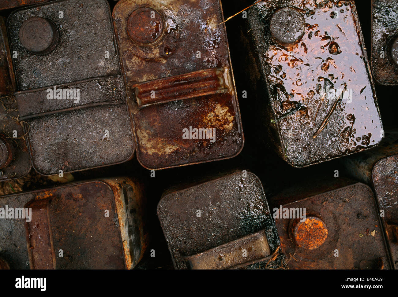 Deterioramento contaminato lattine di metallo perde materiale pericoloso. Foto Stock