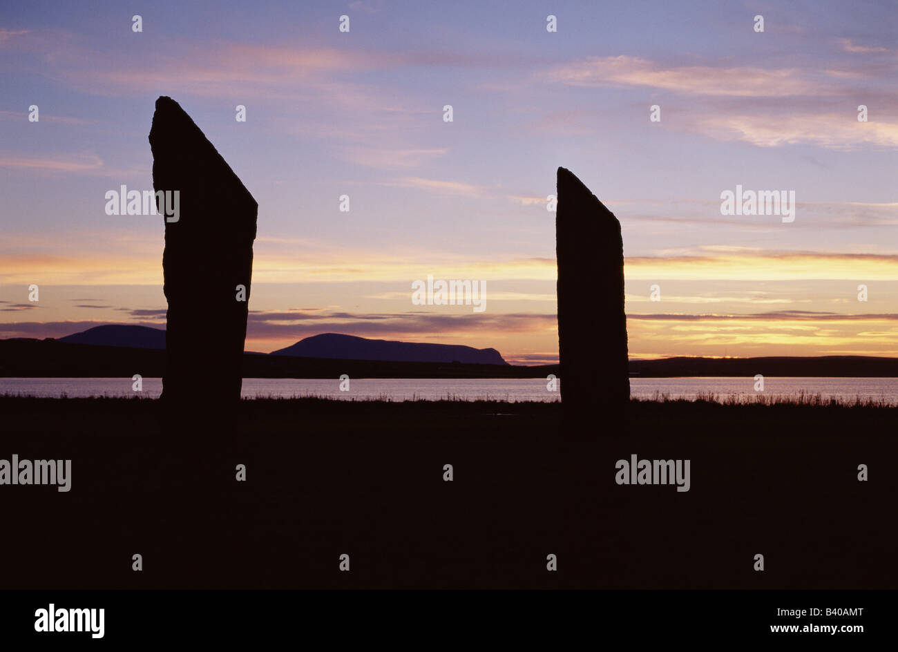 Dh Stenness pietre permanente di STENNESS Isole Orcadi Neolitiche pietre permanente al tramonto Stenness Loch antica Scozia Scotland Foto Stock