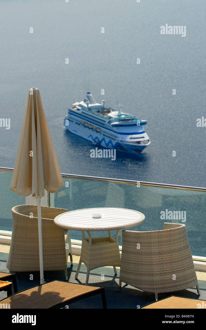 Santorini vista con un cruisership in background Foto Stock