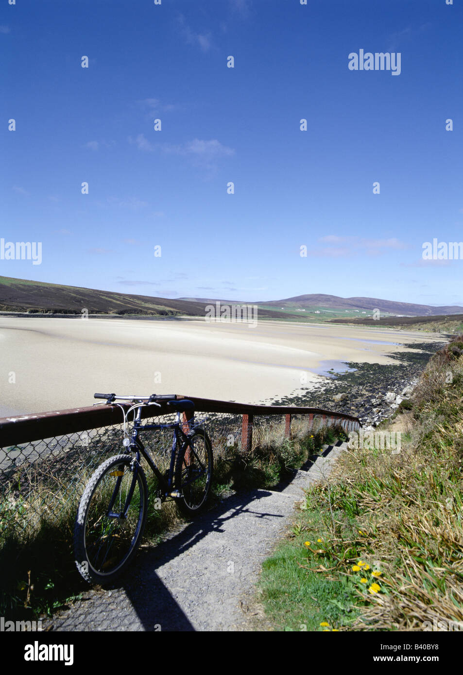 dh Waulkmill Bay ORPHIR ORKNEY una bicicletta parcheggiata spiaggia baia bicicletta in bicicletta a distanza isole scozzesi scozia Foto Stock