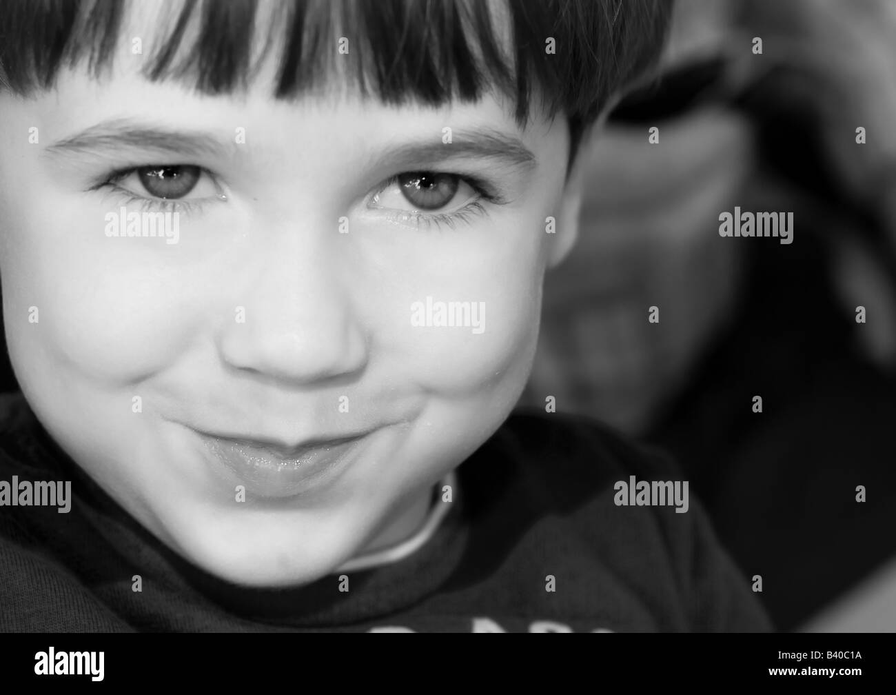 Ritratto di ragazzo con faccina sorridente e espressione divertente Foto Stock